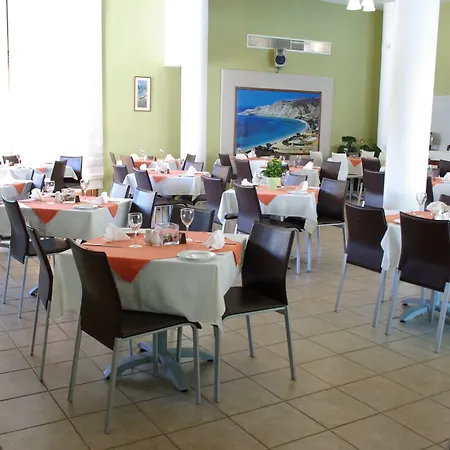 Hylatio Tourist Village מלון דירות פיסורי