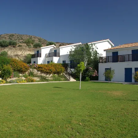 מלון דירות Hylatio Tourist Village 4*