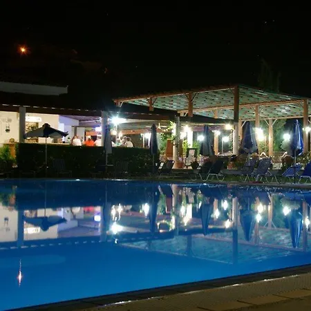 מלון דירות Hylatio Tourist Village 4*