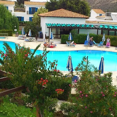 Hylatio Tourist Village מלון דירות